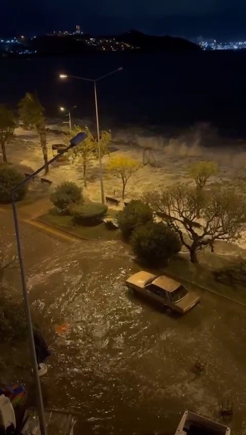 Bursa’da deniz taştı, gemi yan yattı