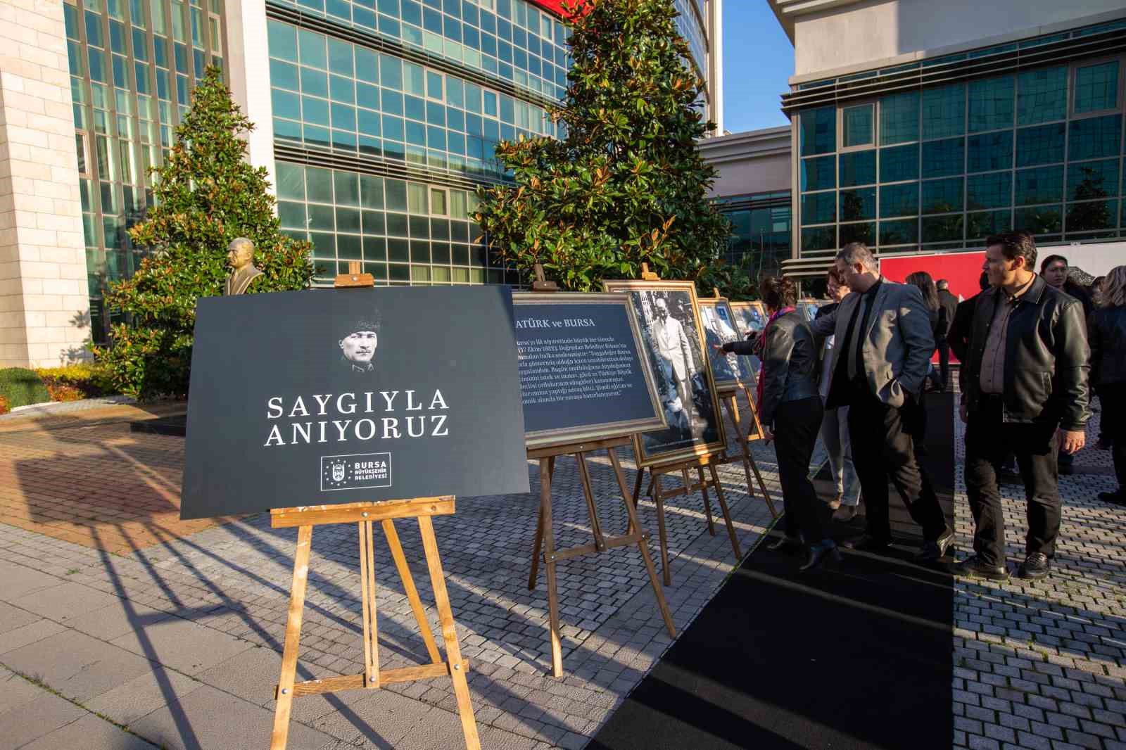 Boyalı parmaklarla Atatürk silueti oluşturdular