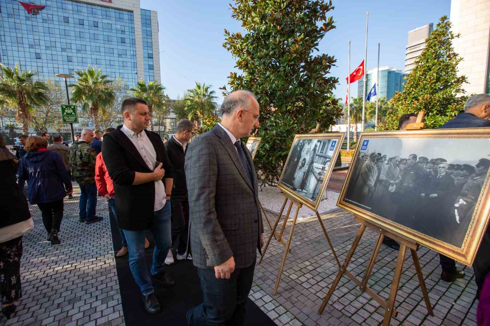 Boyalı parmaklarla Atatürk silueti oluşturdular