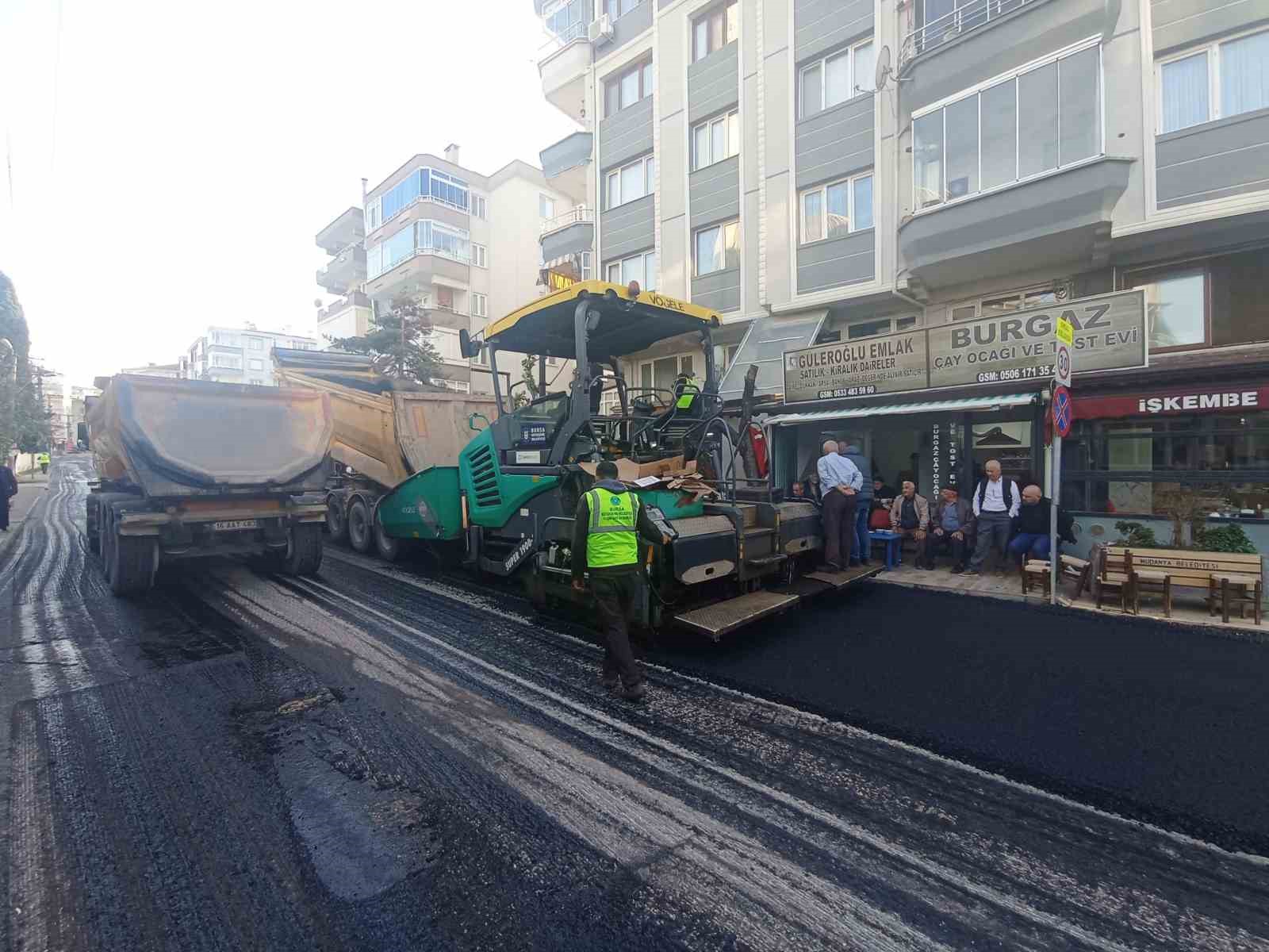 Güzelyalı’nın yolları da güzelleşiyor