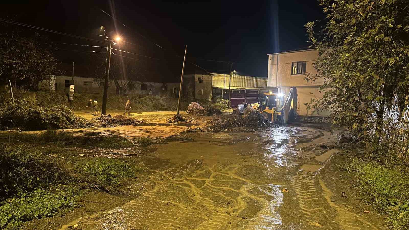 Bursa’da sağanak yağış sele dönüştü: Dereler taştı, yollar göle döndü