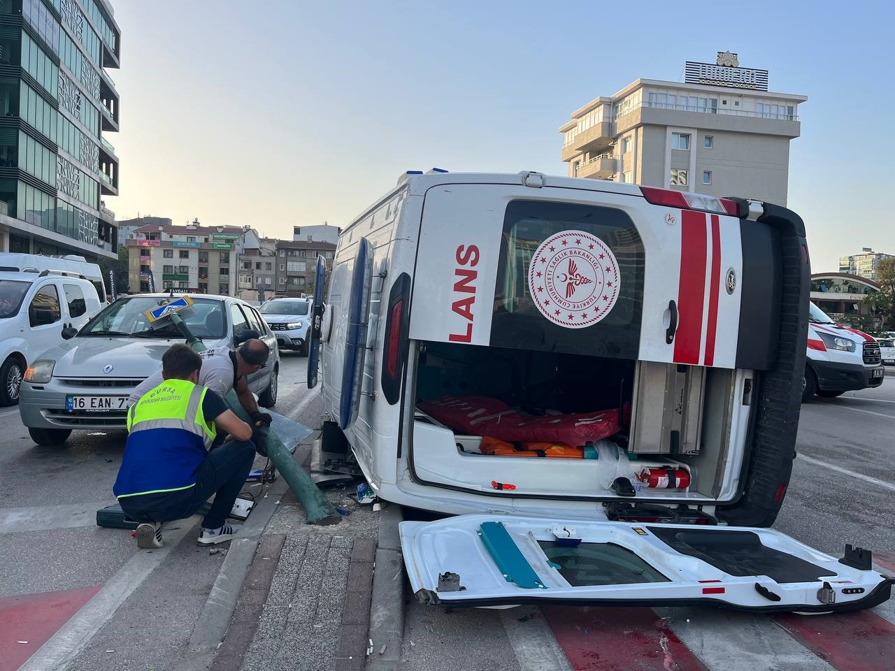 Bursa’da ambulans kaza yaptı: 1’i sağlık personeli 3 kişi yaralandı