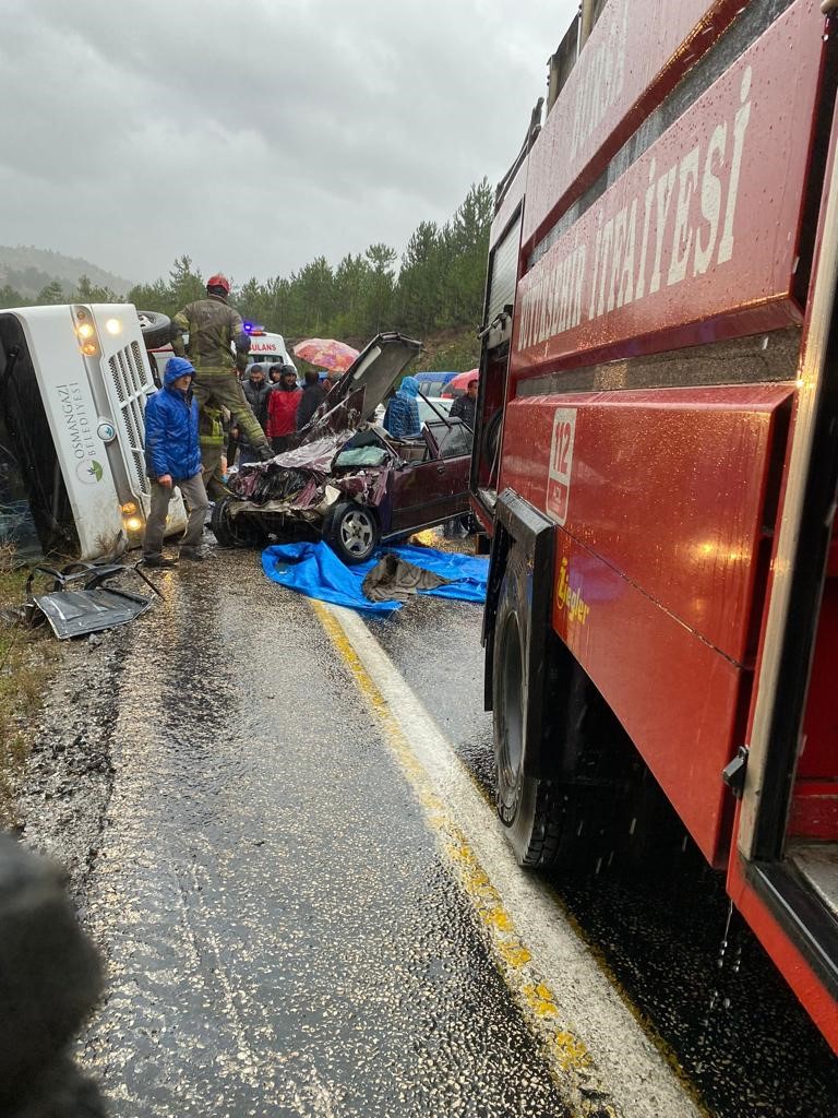 Bursa’da taziye yakınlarını taşıyan otobüs otomobille çarpıştı: 1 ölü, 5 yaralı