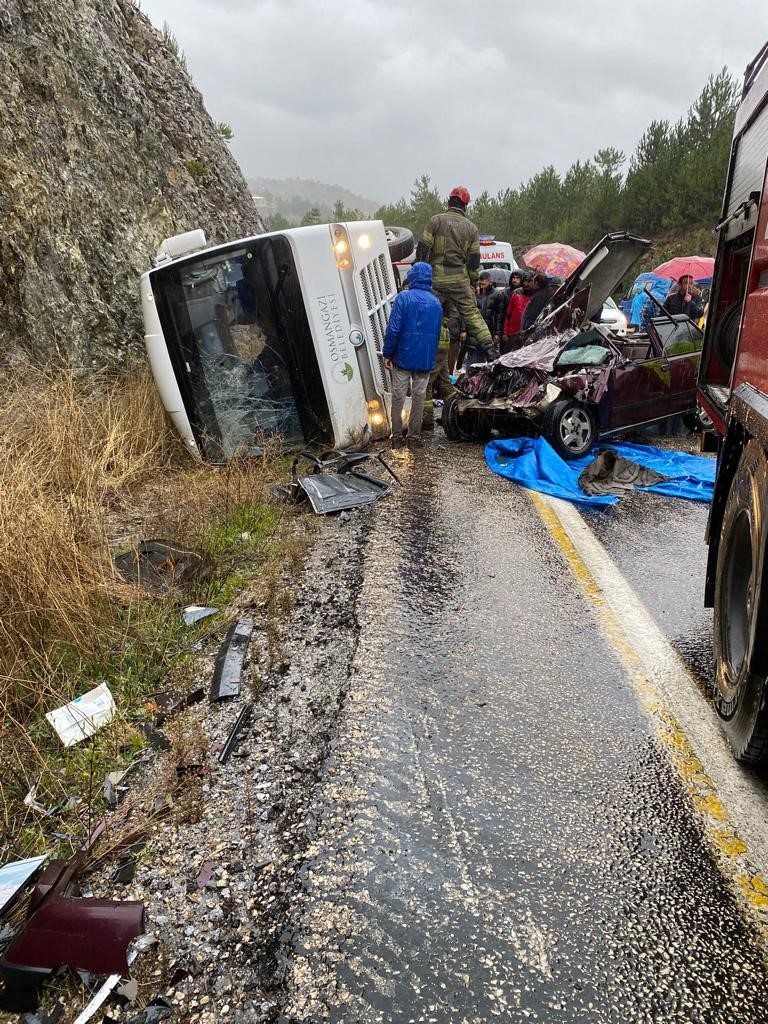 Bursa’da taziye yakınlarını taşıyan otobüs otomobille çarpıştı: 1 ölü, 5 yaralı