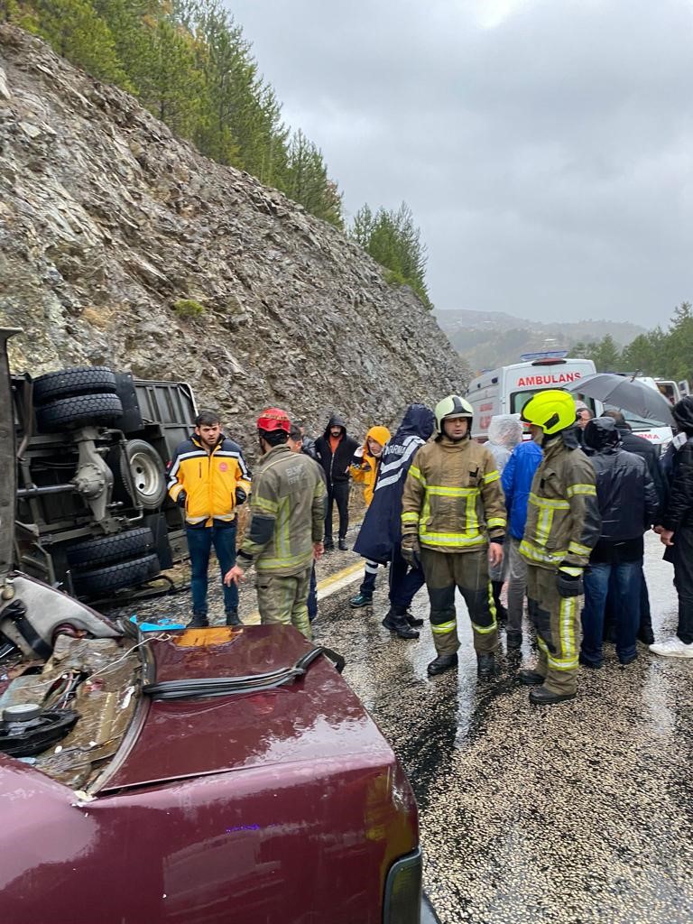 Bursa’da taziye yakınlarını taşıyan otobüs otomobille çarpıştı: 1 ölü, 5 yaralı