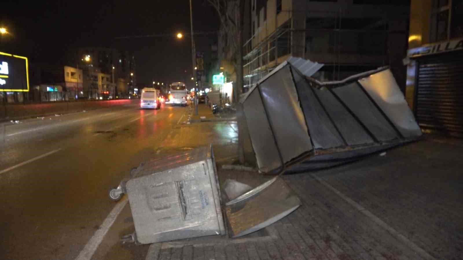 Fırtına Bursa’yı yıktı geçti...Otobüsün üzerine uçan çatı 2 yolcuyu yaraladı