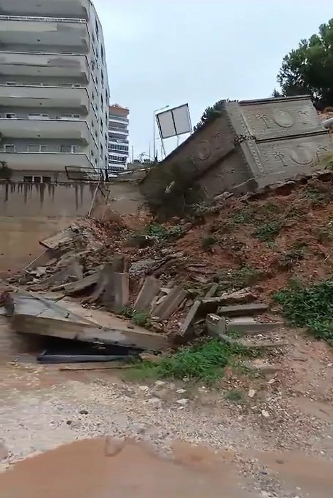 Mudanya’da dere taştı, dükkanlar çamur deryasına döndü