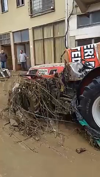 Mudanya’da dere taştı, dükkanlar çamur deryasına döndü