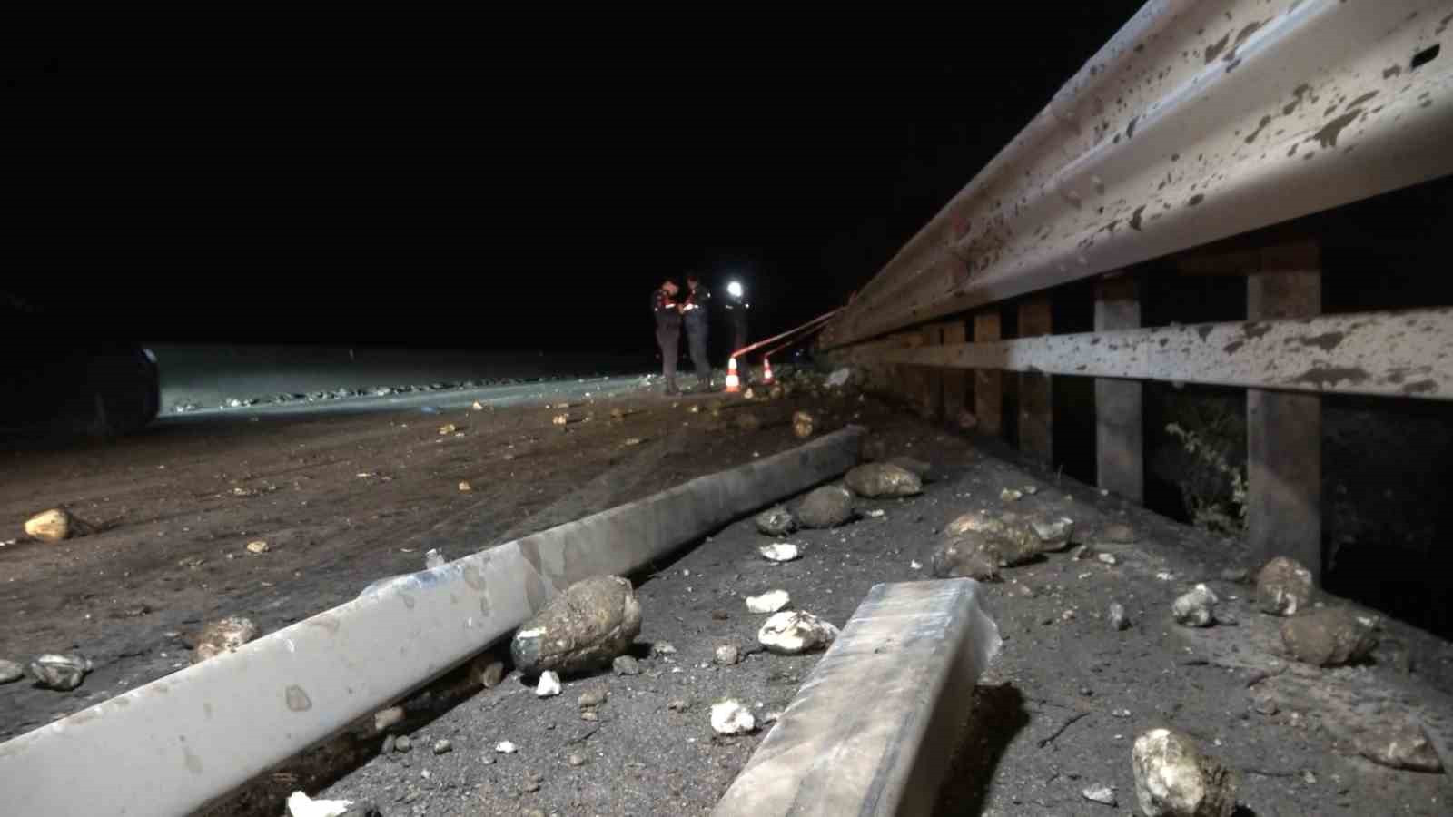 Şeker pancarı yüklü tır 2 kişinin bulunduğu otomobili ezdi geçti: 1 ölü, 2 yaralı