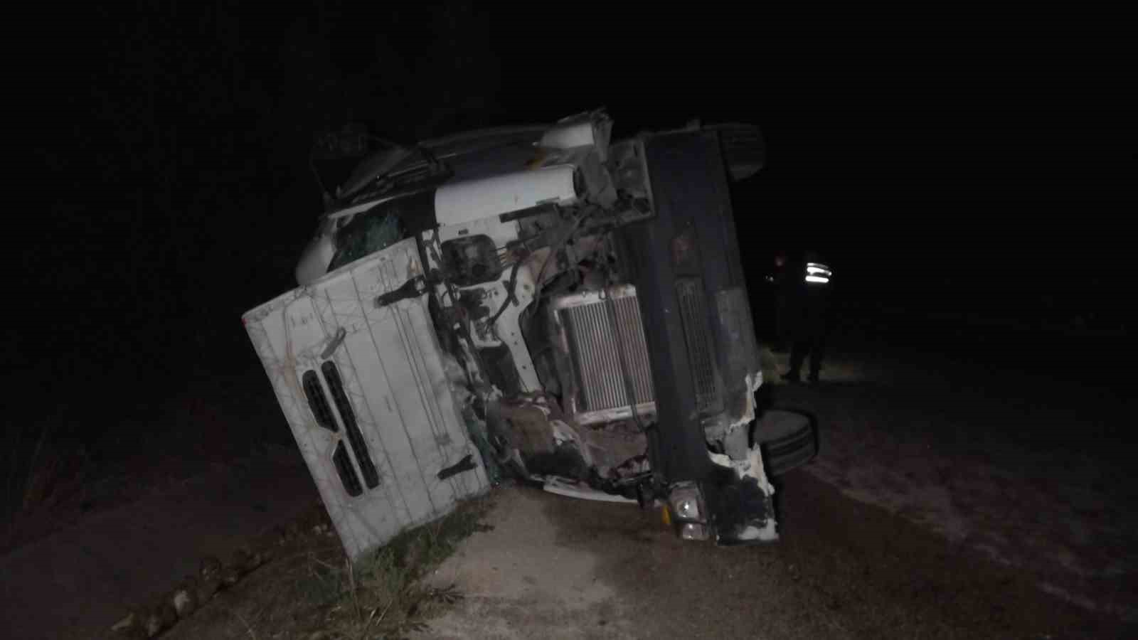 Şeker pancarı yüklü tır 2 kişinin bulunduğu otomobili ezdi geçti: 1 ölü, 2 yaralı