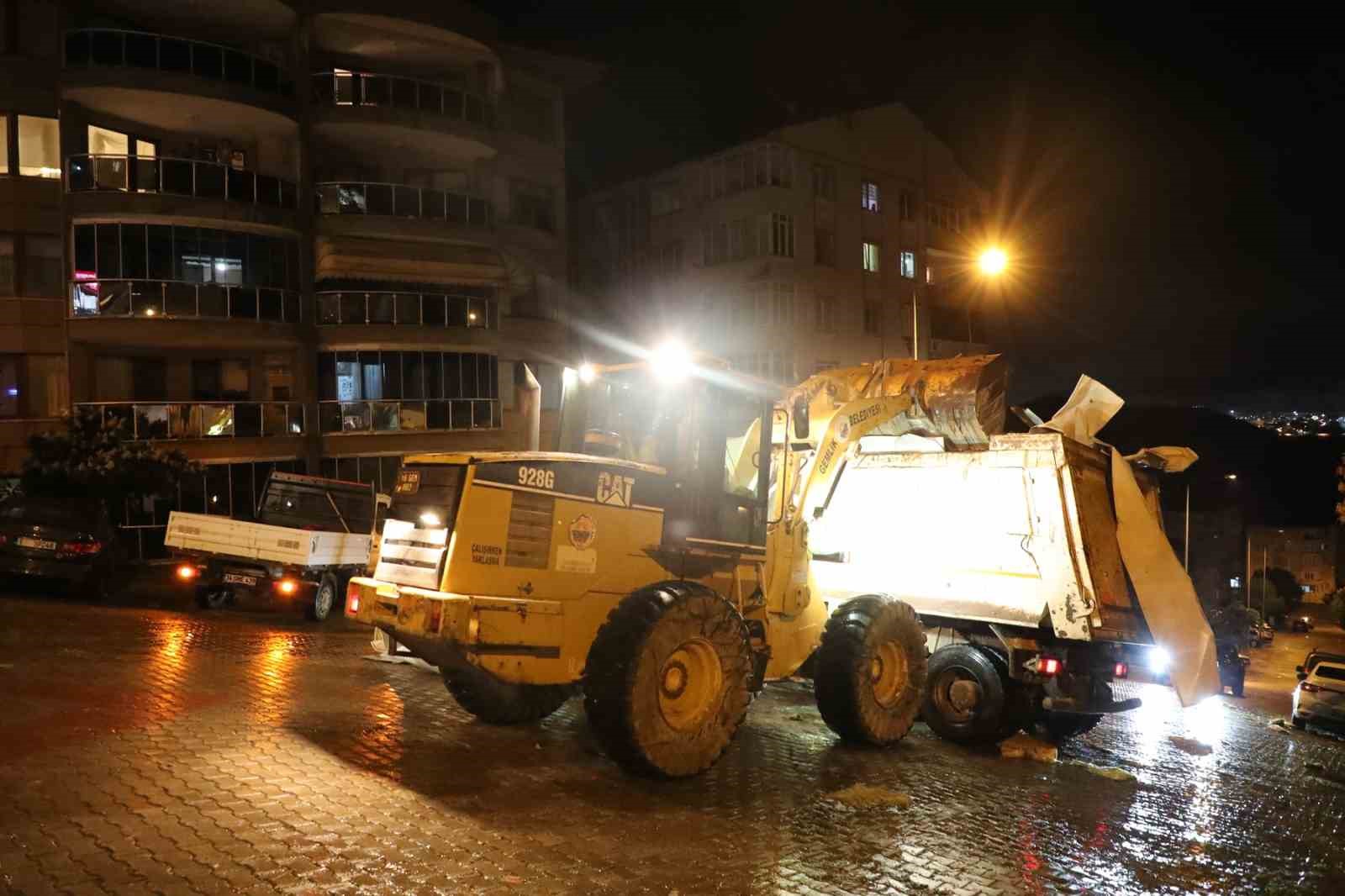 Çatısı uçan okula belediye ekiplerinden anında müdahale