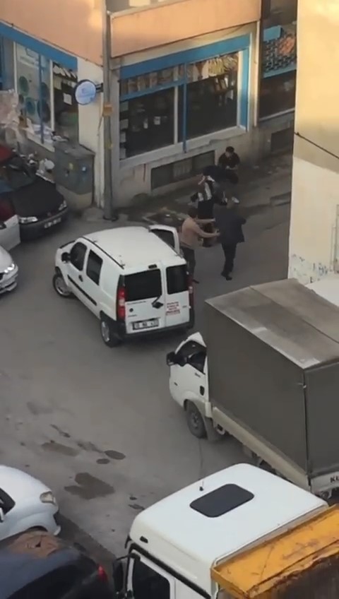 (Özel) Yol verme tartışması caddeyi boks ringine çevirdi... O anlar kameraya böyle yansıdı