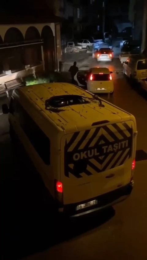 Fırtınada servis minibüsünün içine evin bacası düştü