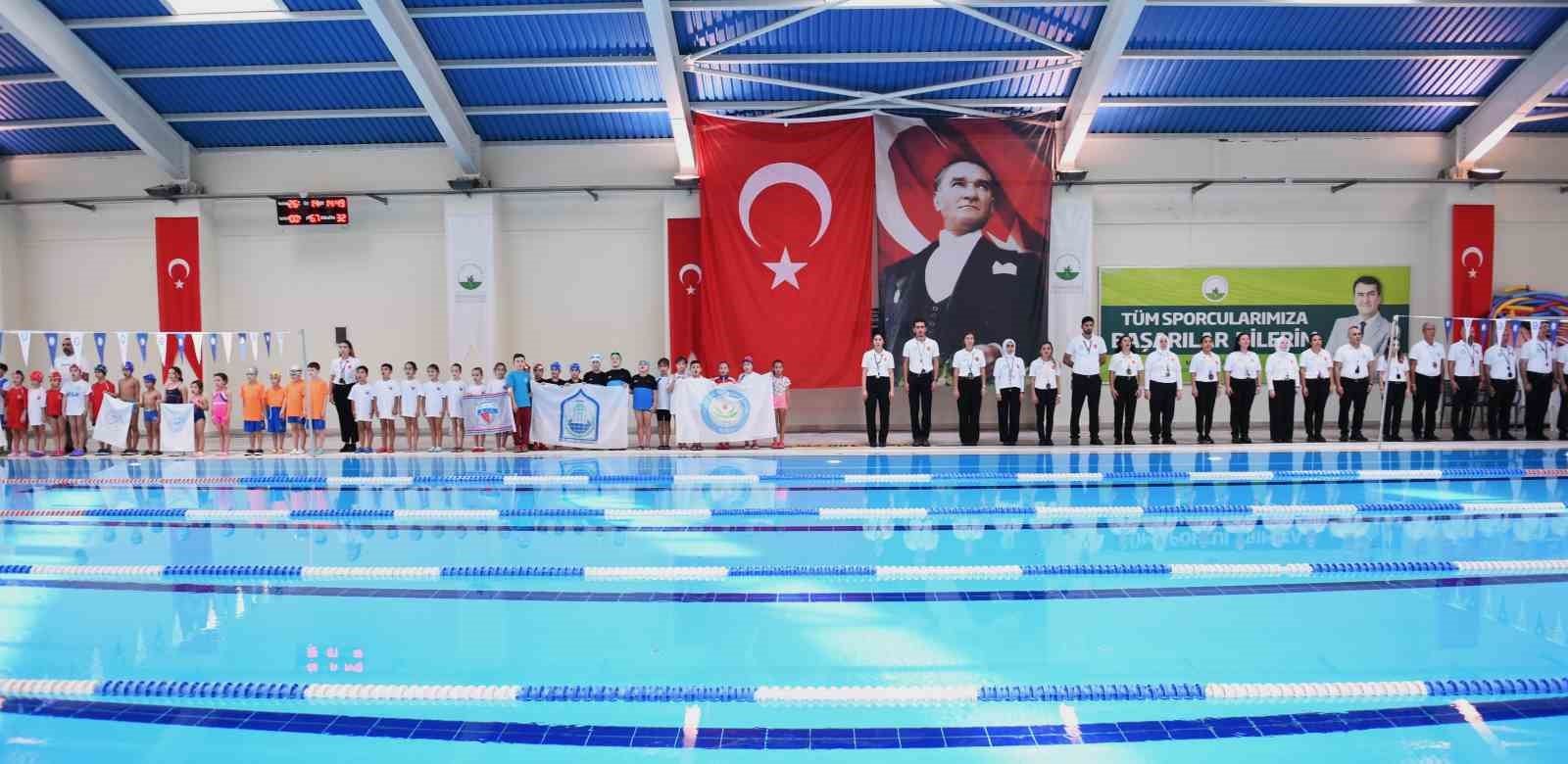 Minik yüzücüler kulaçlarını Atatürk’ü anmak için attı