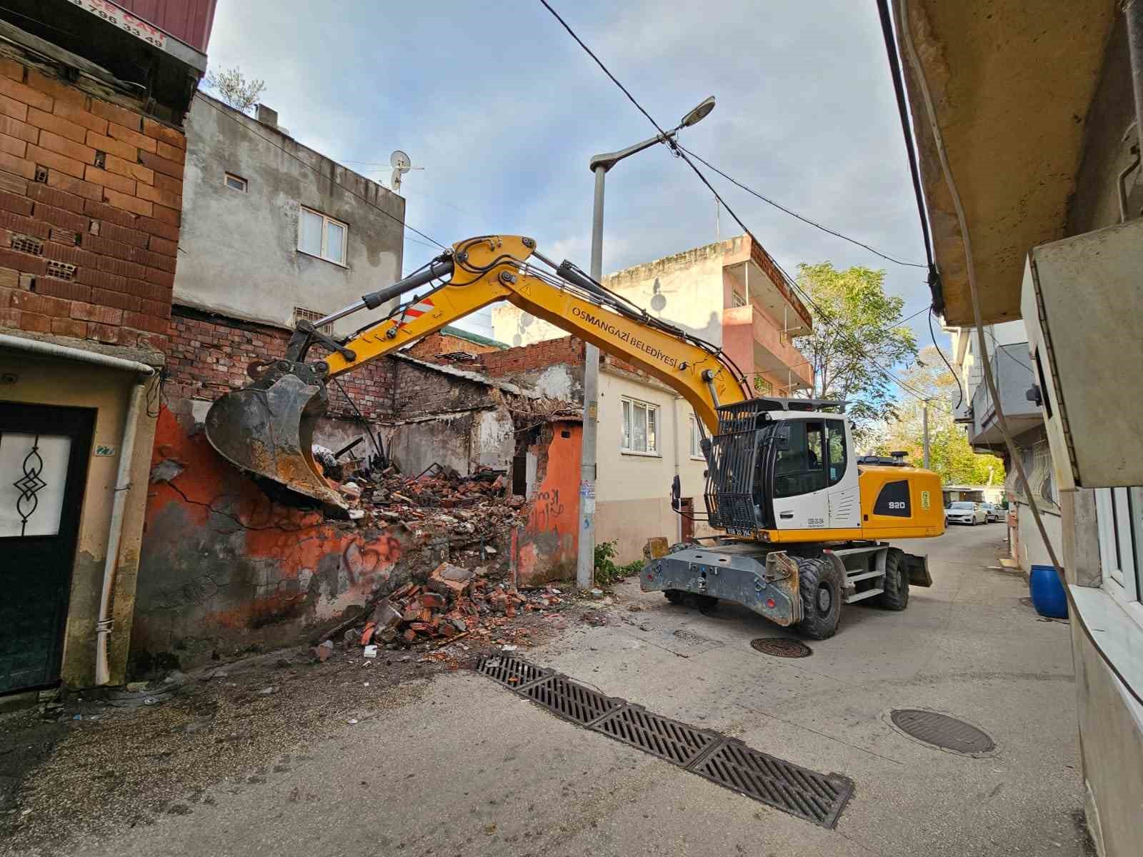 Osmangazi’de metruk binalar yıkılıyor