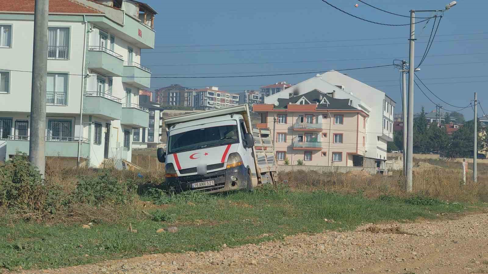 Arıza yapan kamyonetin altına bakarken kamyonetin altında kaldı