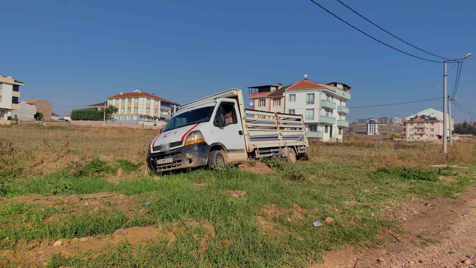 Arıza yapan kamyonetin altına bakarken kamyonetin altında kaldı