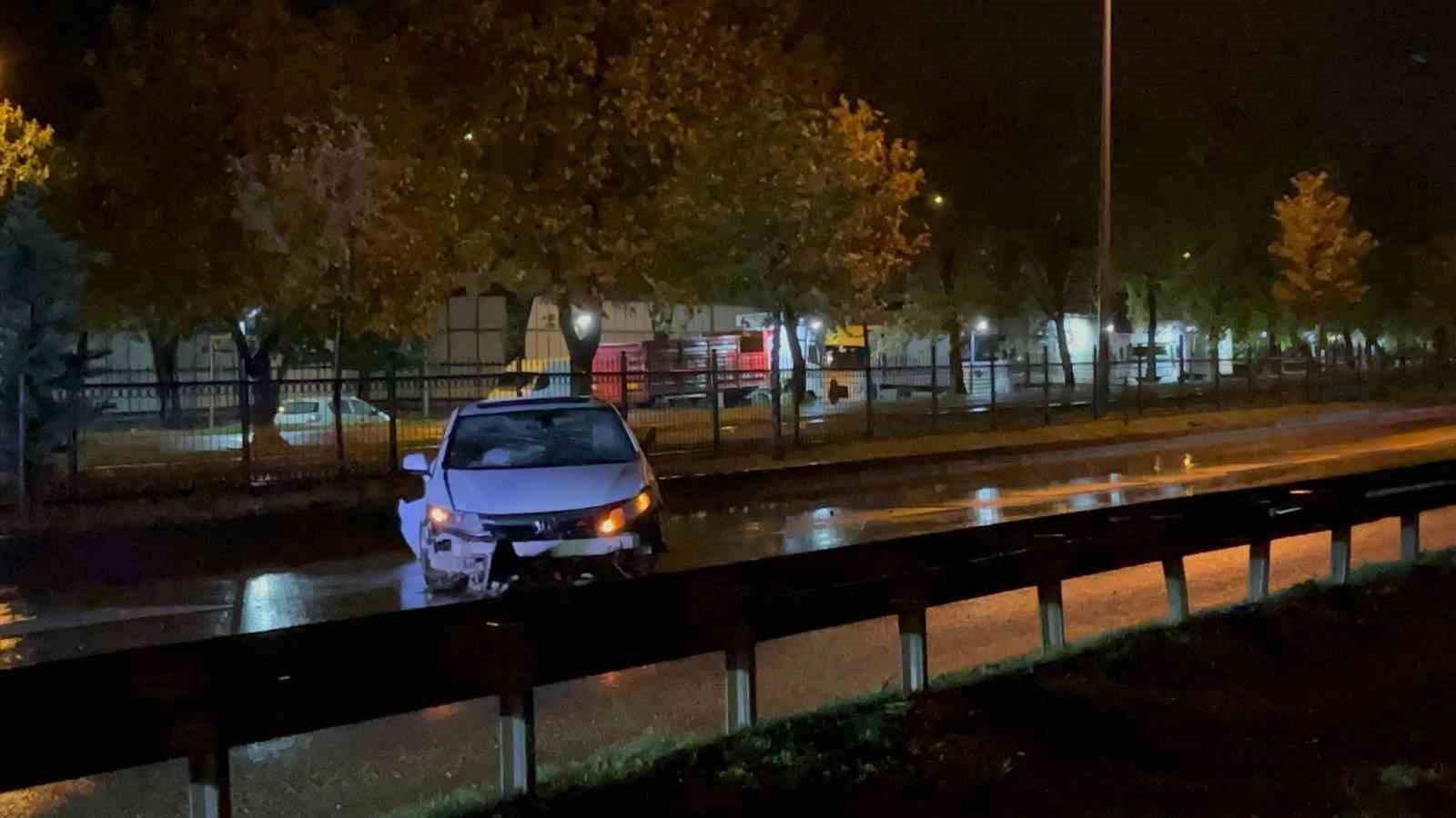 Bariyerlere çarpan otomobilde 5 kişi yaralandı