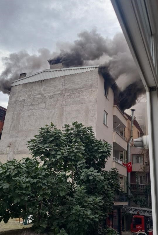 Sinir krizi geçirdi, ailesinin bulunduğu evi yaktı