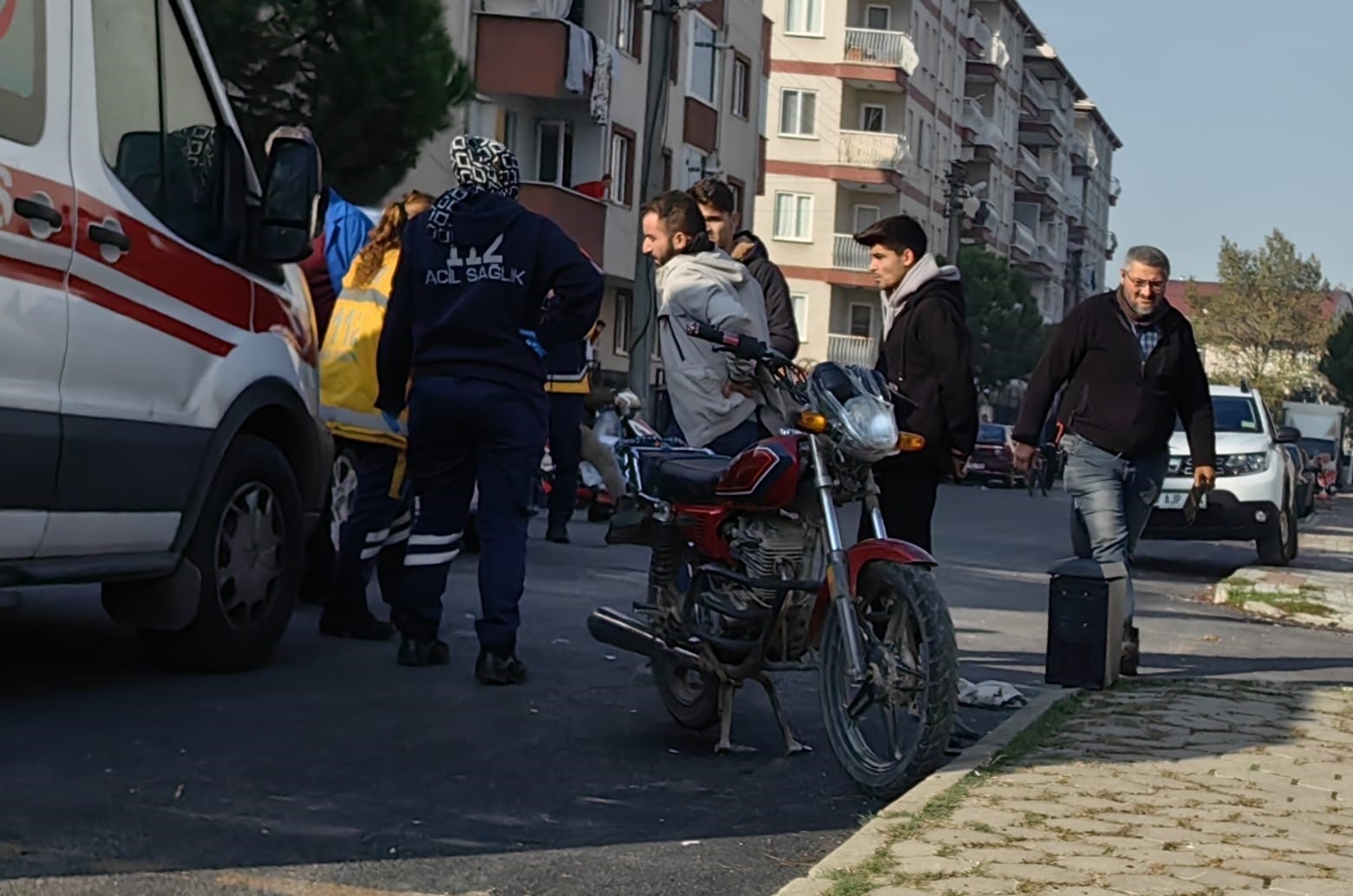 Kaza geçiren motosikletli acısını unutup bilgisayarını sordu