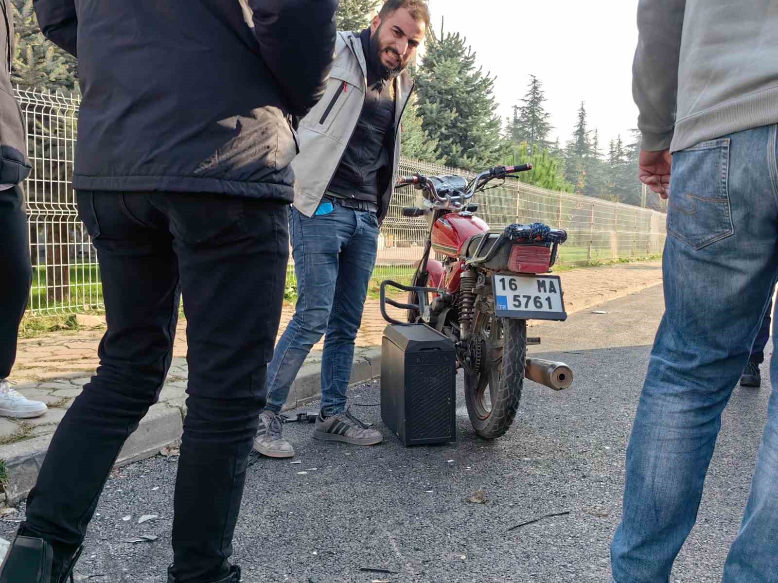 Kaza geçiren motosikletli acısını unutup bilgisayarını sordu