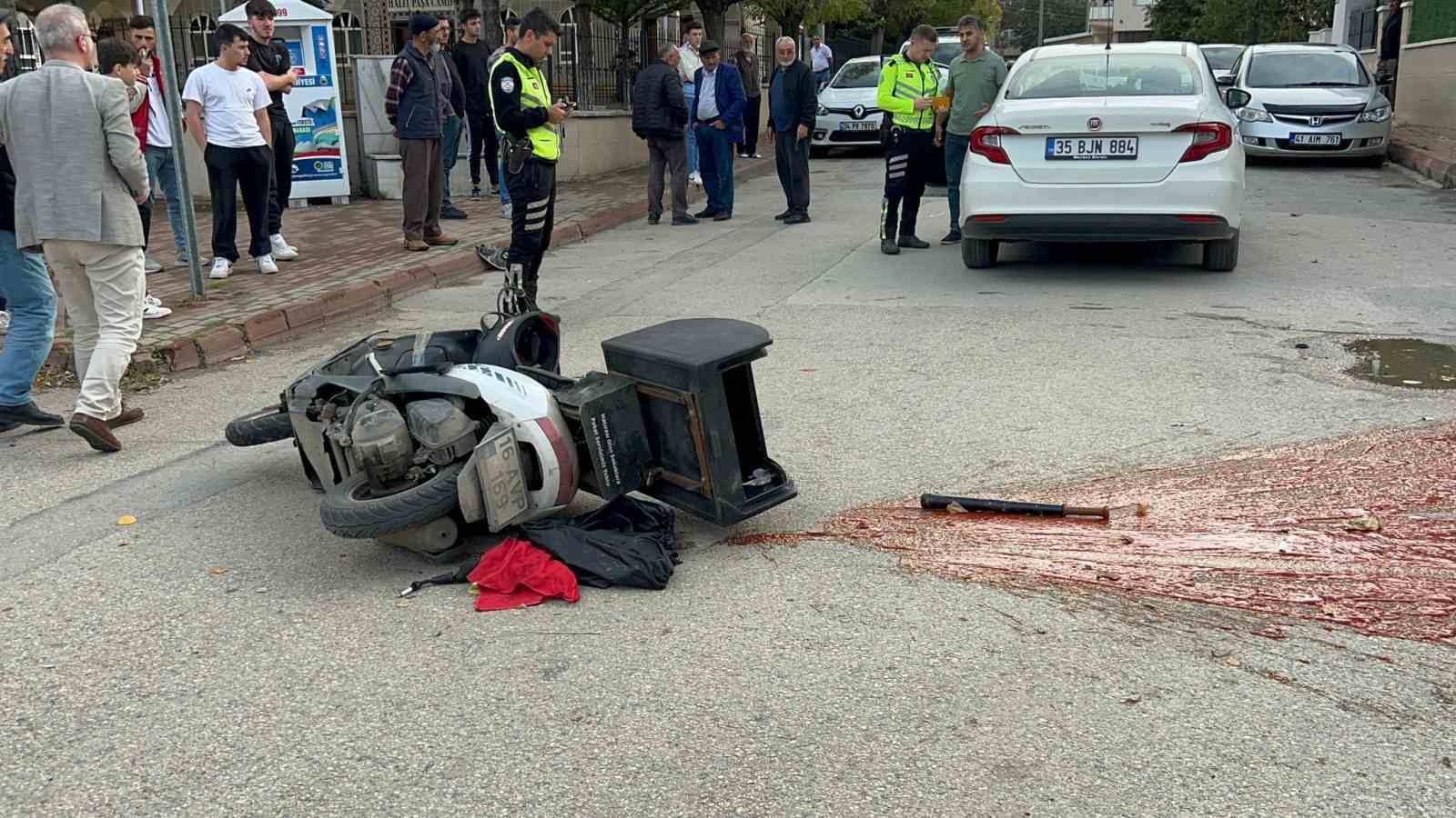 Bursa’da kazada motosiklet sürücüsü yaralandı, ketçaplar yola saçıldı