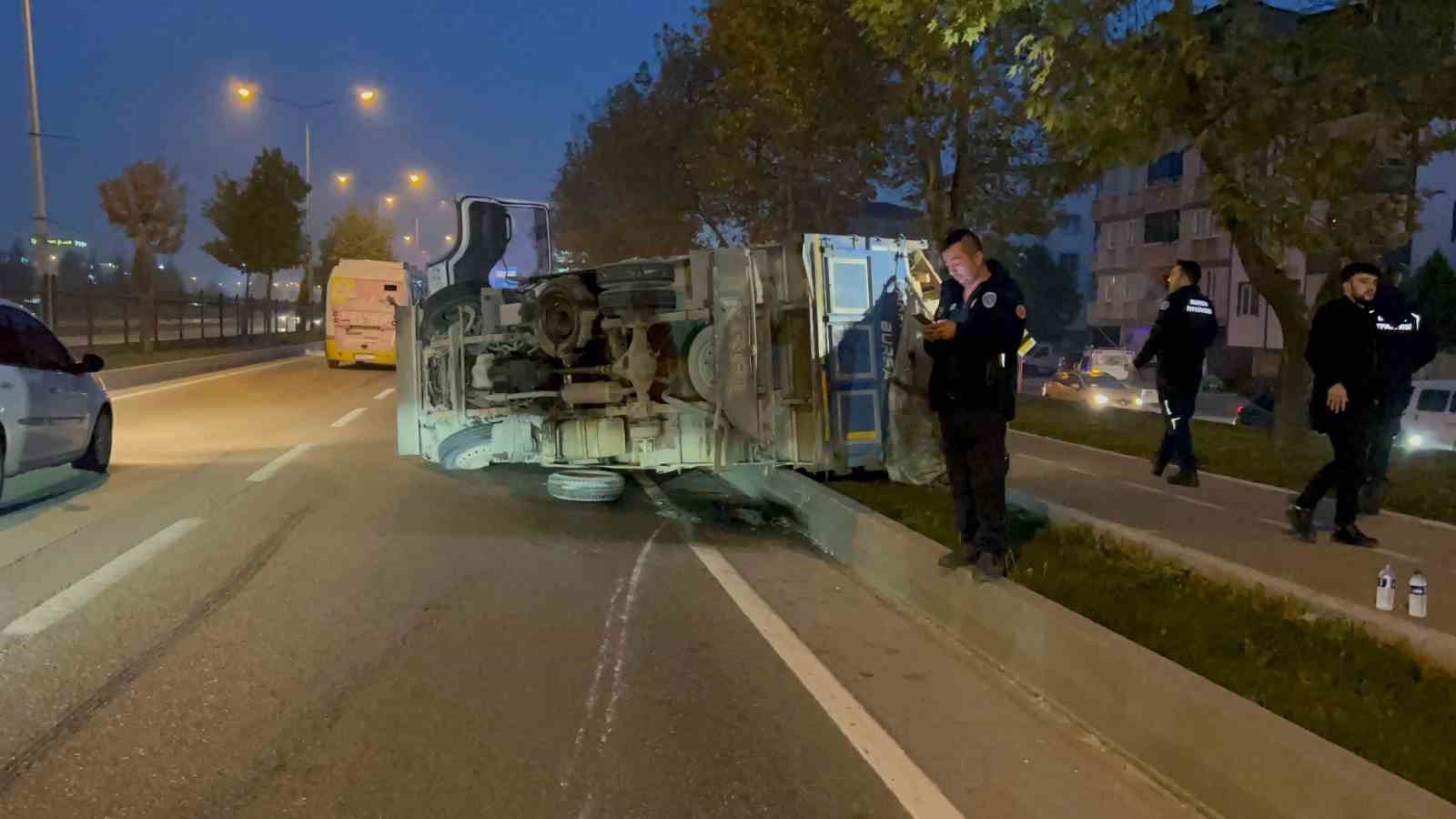 Lastiği patlayan kamyonet devrildi