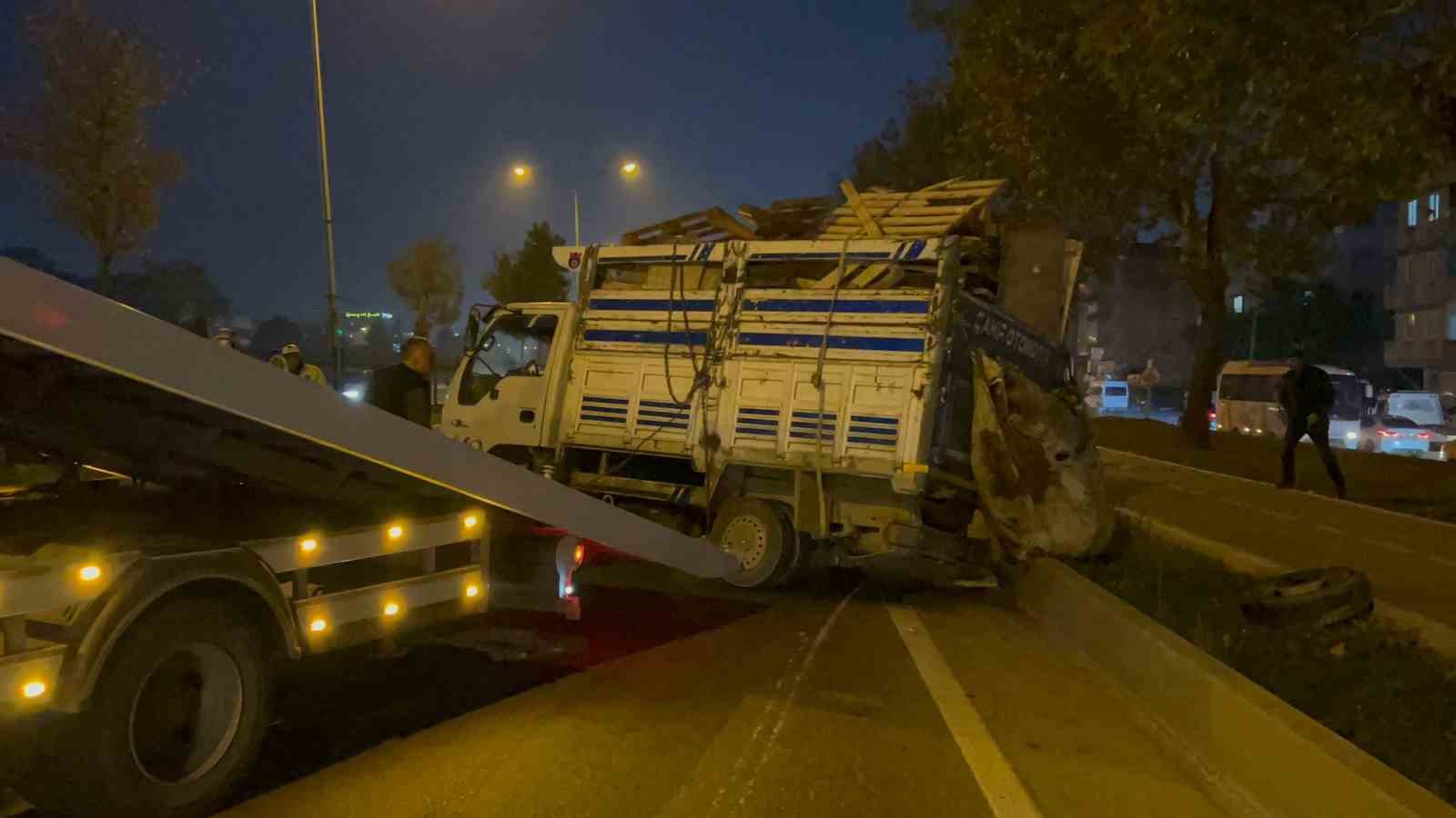 Lastiği patlayan kamyonet devrildi