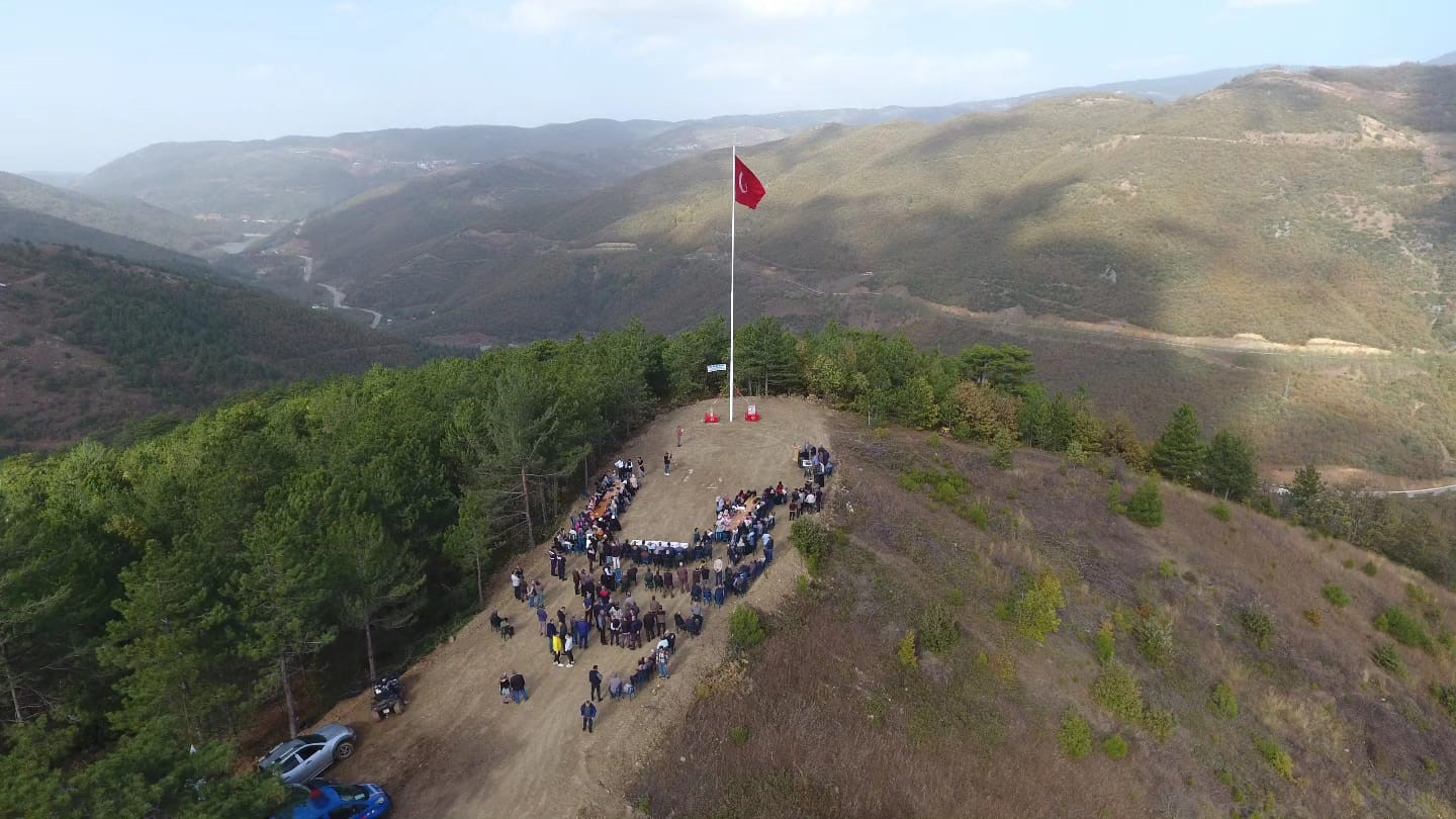 Köylüler aralarında para topladı, 100. yıla özel 23 metre uzunluğunda bayrak dikti