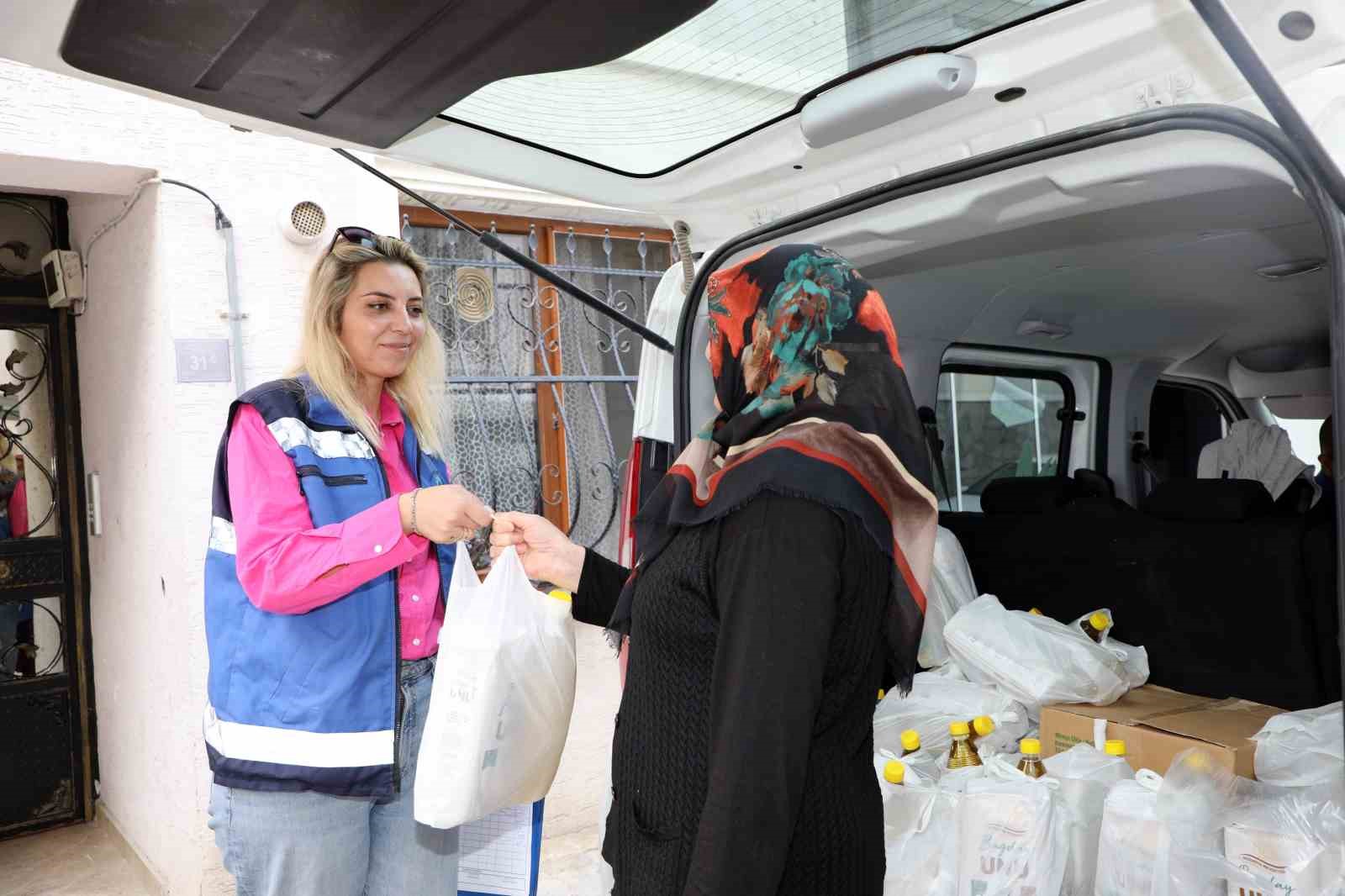 Buğday unları ve ayçiçek yağları sofralara ulaşıyor