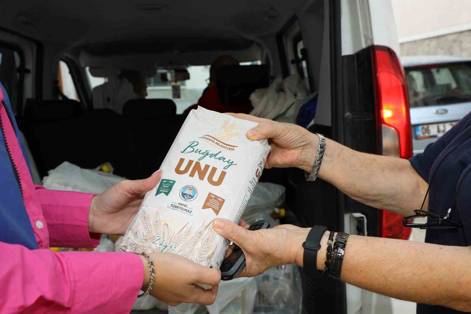 Buğday unları ve ayçiçek yağları sofralara ulaşıyor