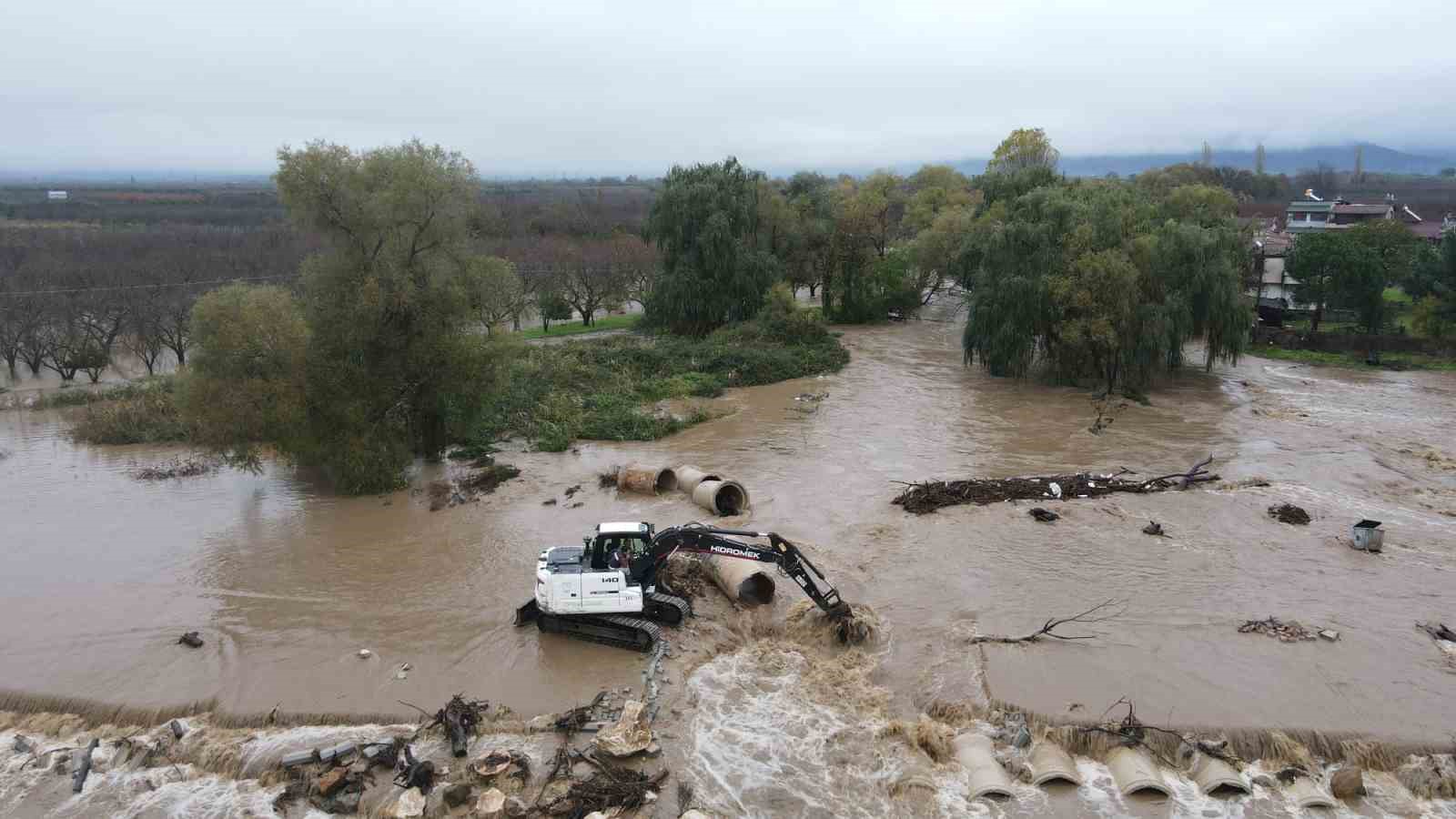 Bursa İznik’te taşan dereye belediye ekipleri müdahale etti