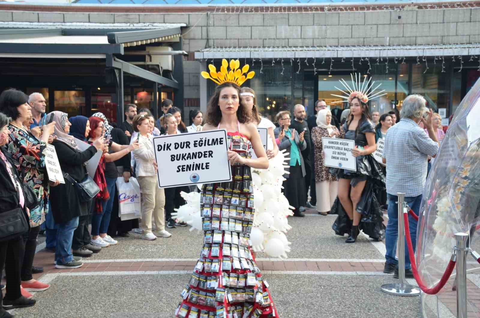 Meme kanserine dikkat çekmek için ’kanserojen’ kostümlü defile