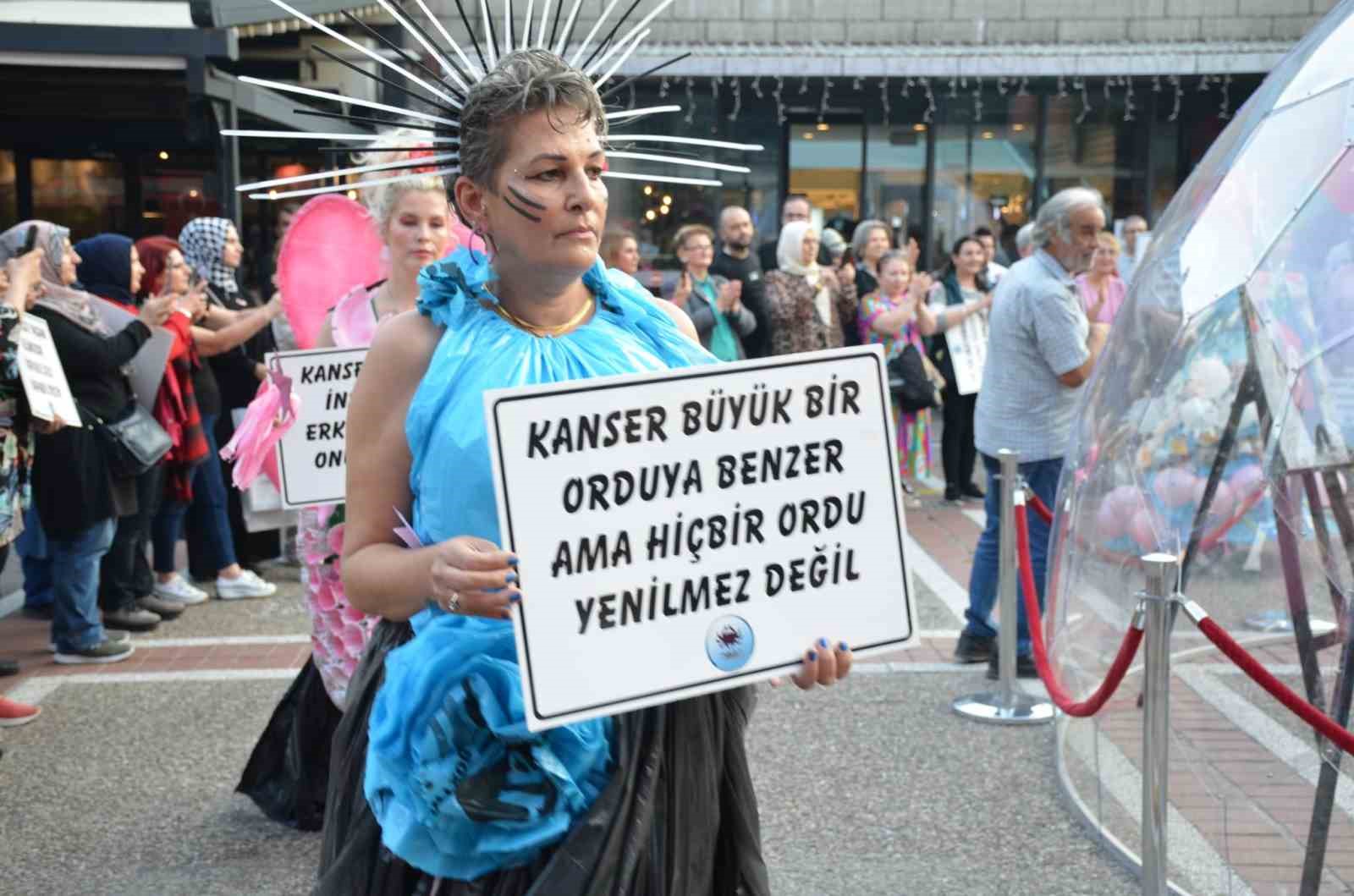 Meme kanserine dikkat çekmek için ’kanserojen’ kostümlü defile