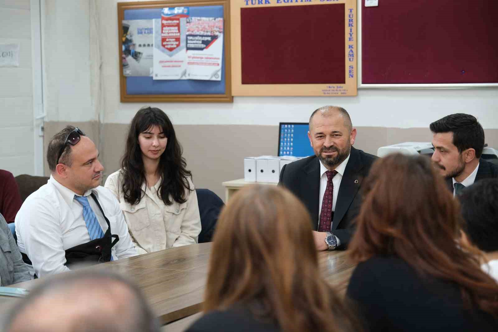 Orhaneli Belediye Başkanı Aykurt öğretmenleri unutmadı