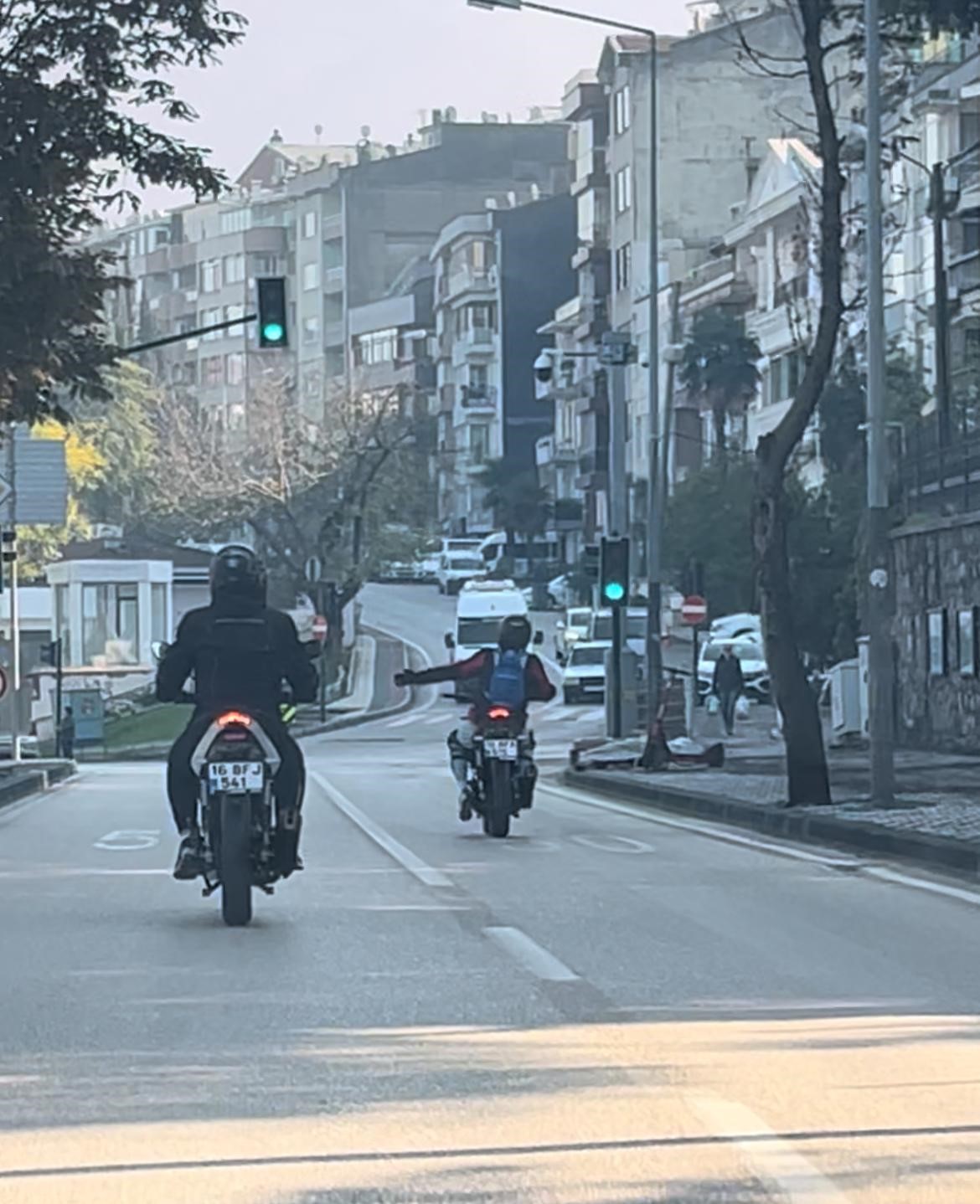 Motosiklet üzerinde dans edip trafiği tehlikeye attı cezadan kaçamadı