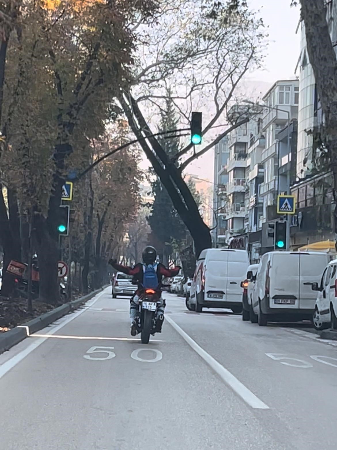 Motosiklet üzerinde dans edip trafiği tehlikeye attı cezadan kaçamadı