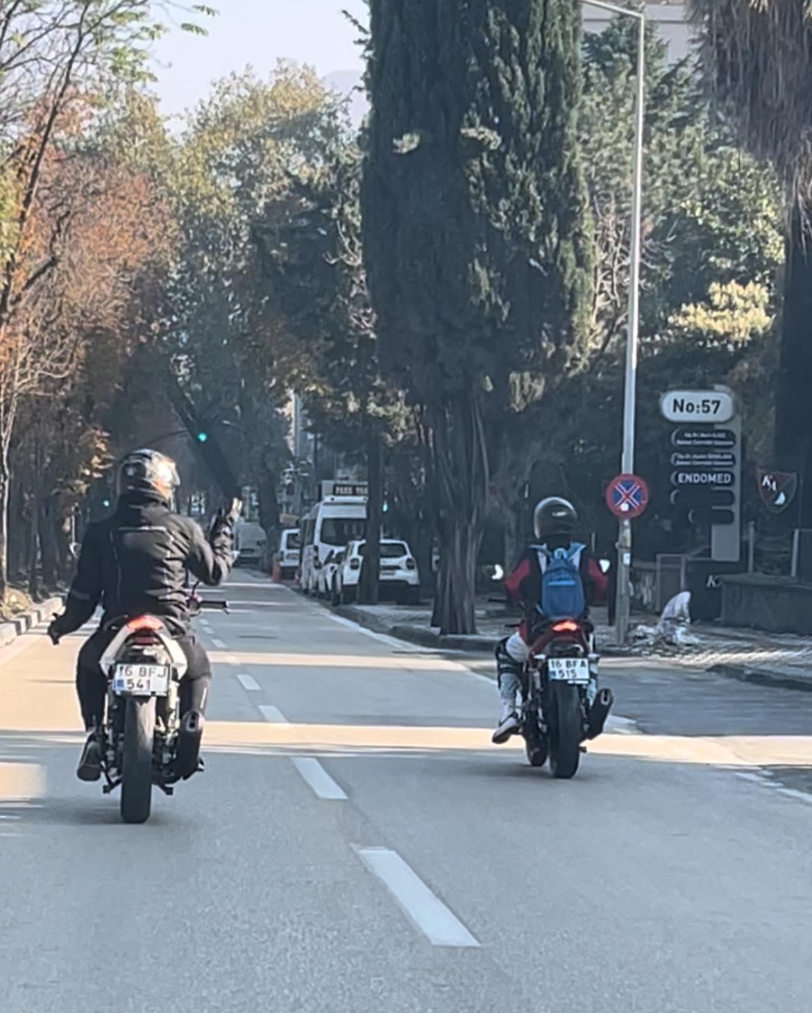 Motosiklet üzerinde dans edip trafiği tehlikeye attı cezadan kaçamadı