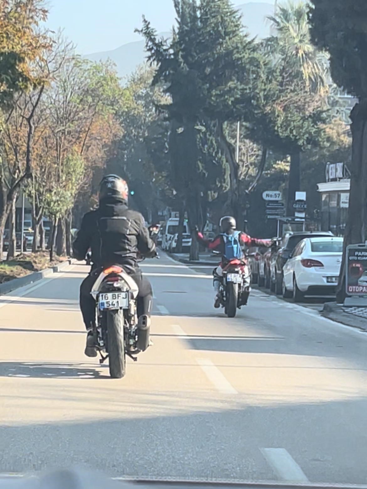 Motosiklet üzerinde dans edip trafiği tehlikeye attı cezadan kaçamadı