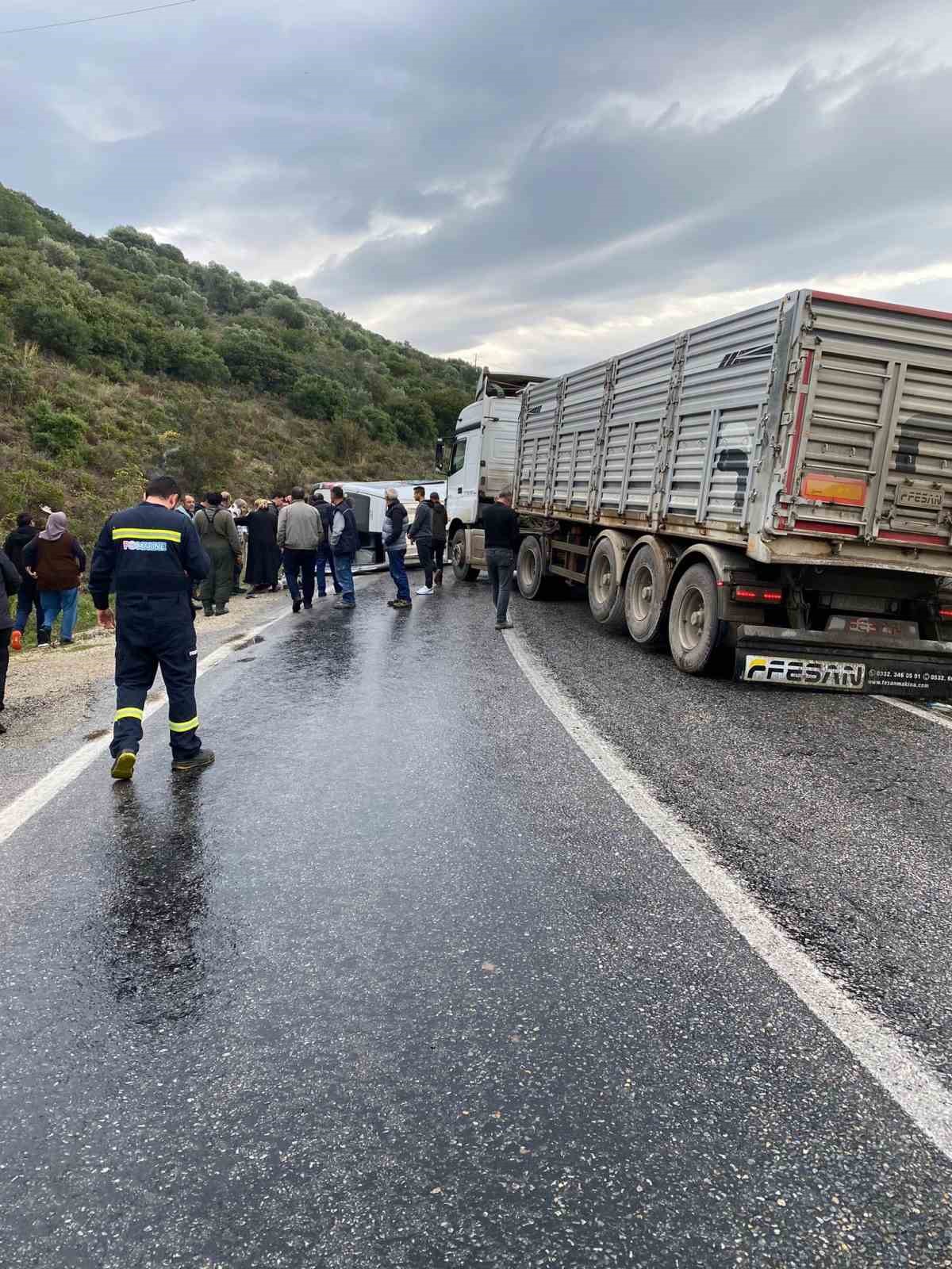 Bursa’da minibüsü devrildi: 3 yaralı