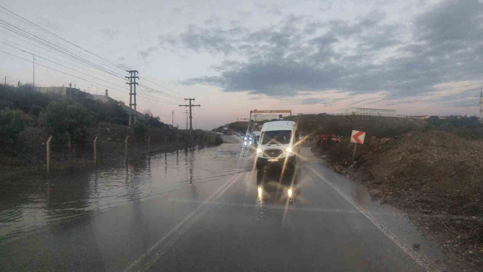 Gemlik’te sel suları yolu kapattı, trafik aksıyor