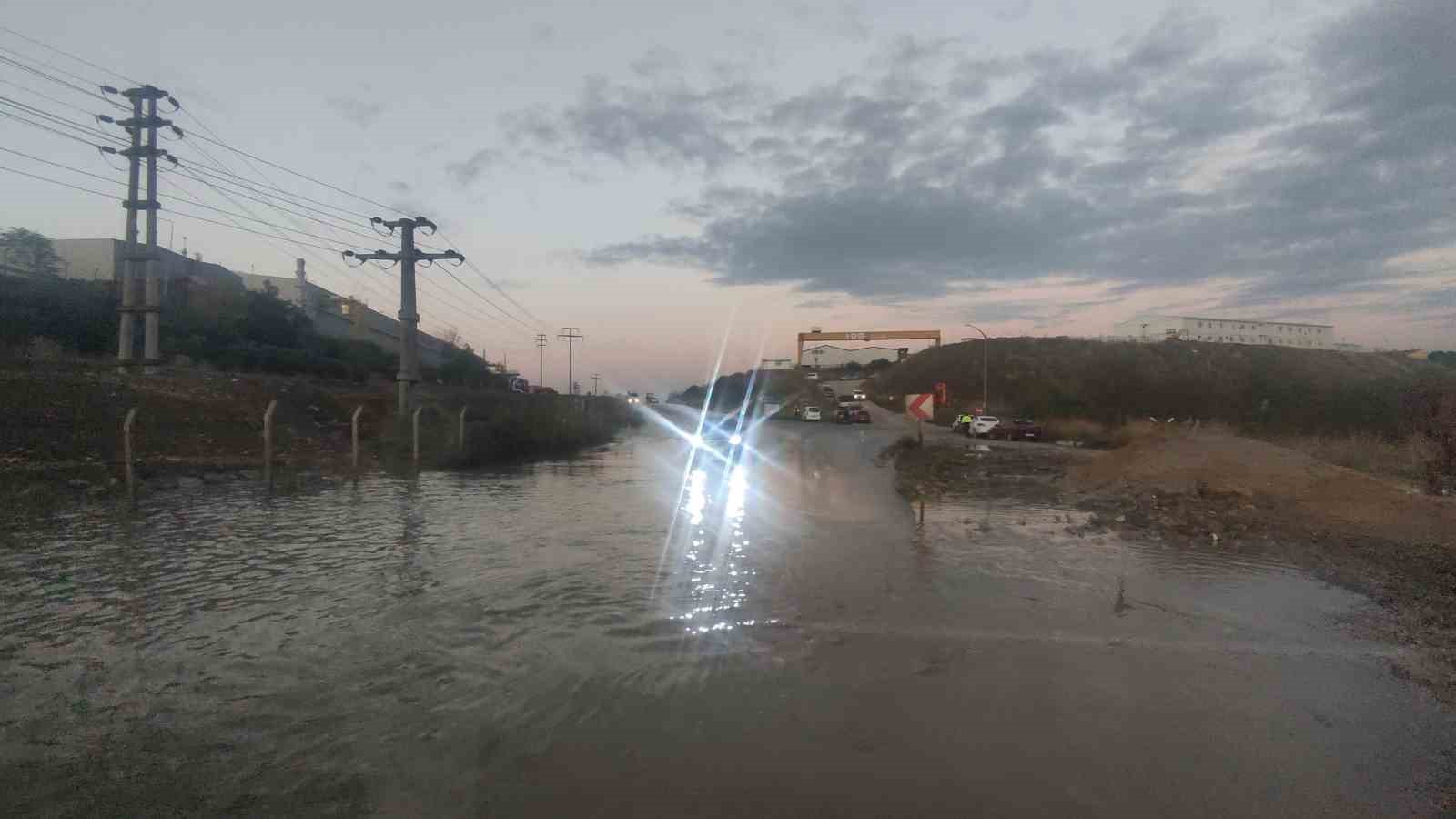 Gemlik’te sel suları yolu kapattı, trafik aksıyor