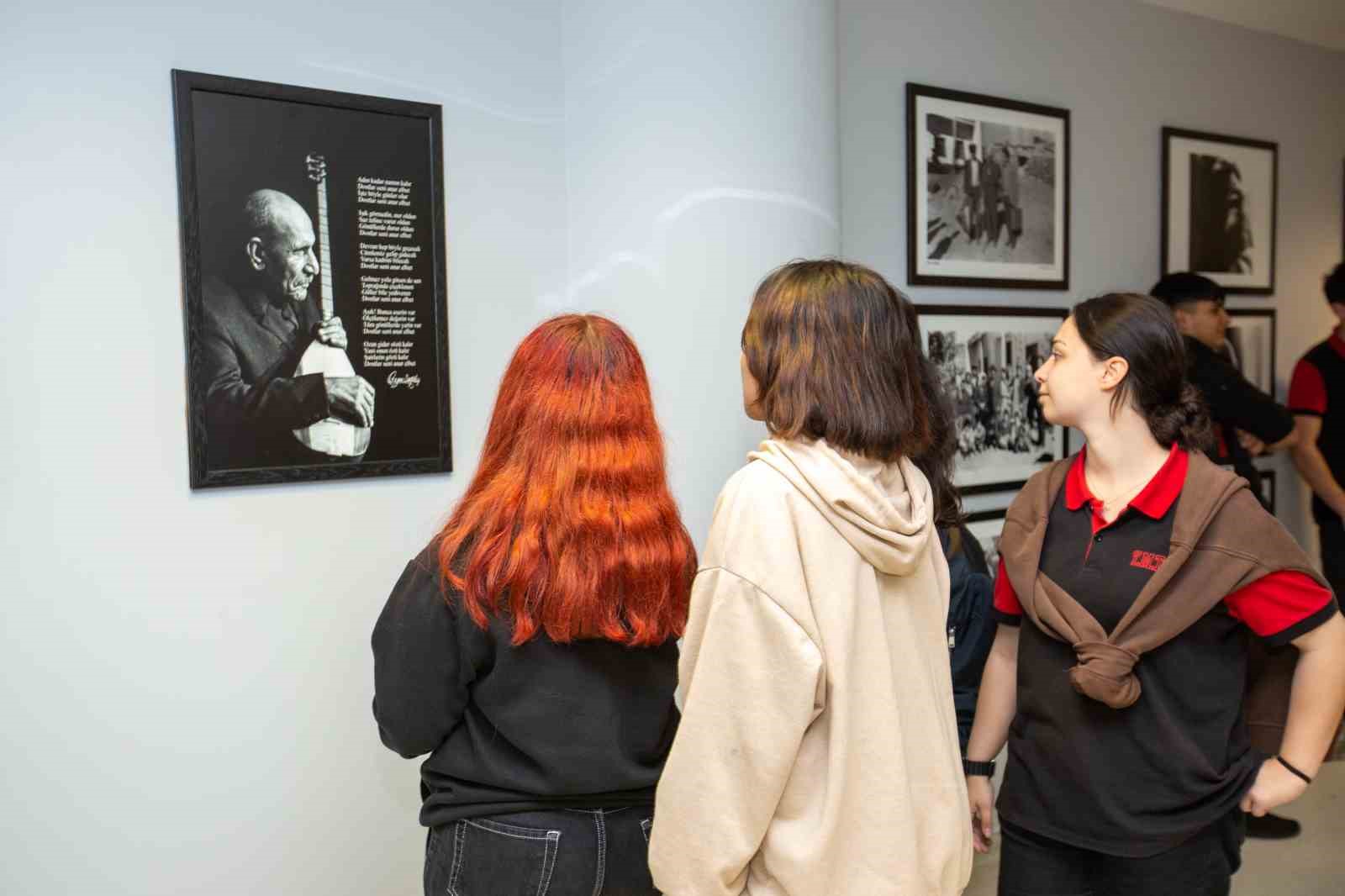 Göremedikleri fotoğrafları, dokunarak anladılar