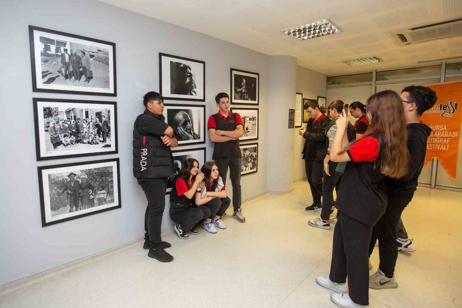 Göremedikleri fotoğrafları, dokunarak anladılar