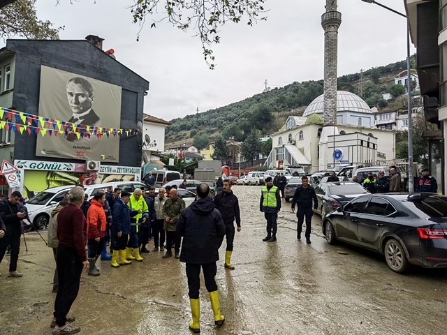 O turistik beldeyi de sel vurdu...Çamur deryasına döndü