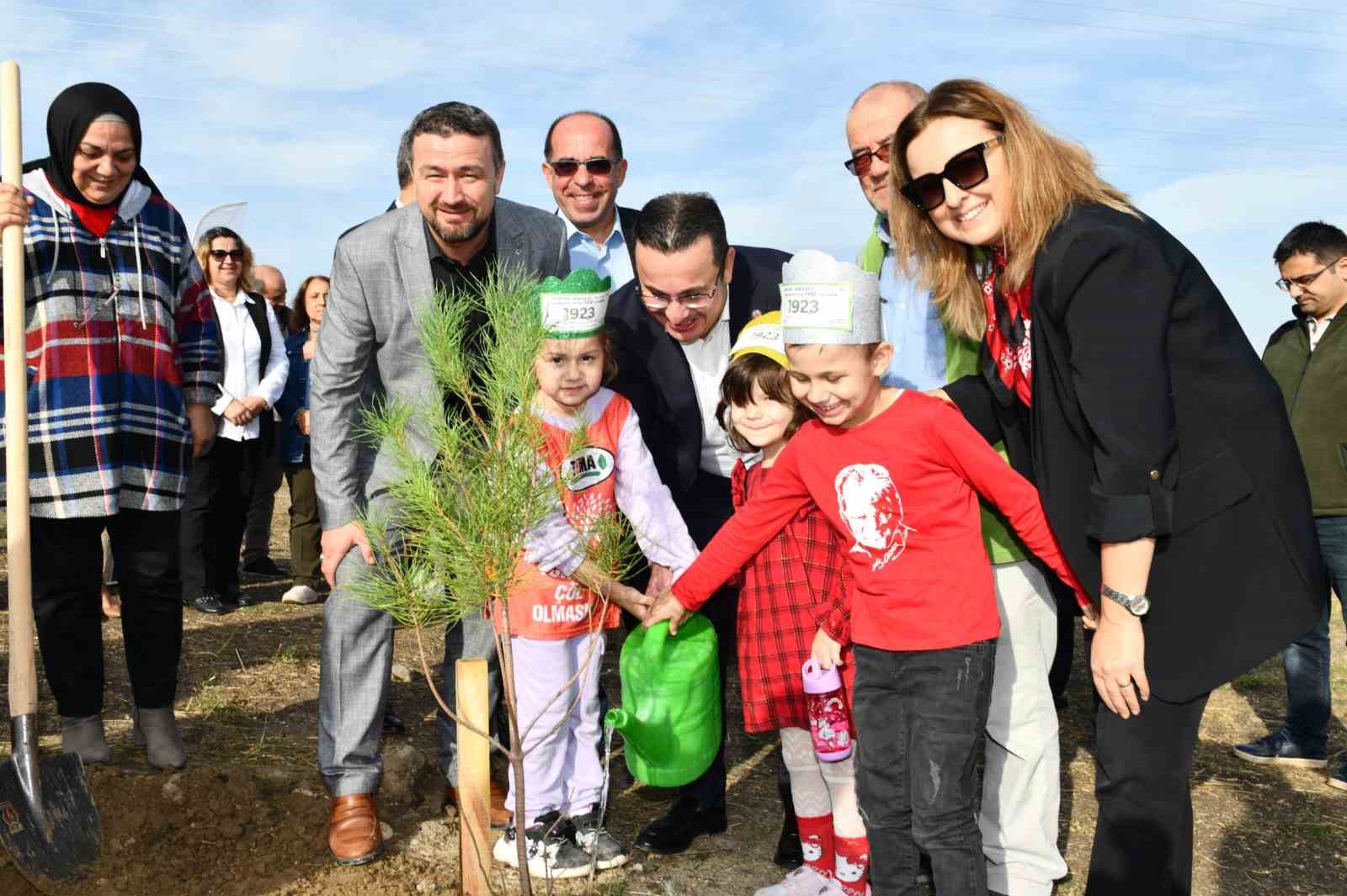 Mustafakemalpaşa’da Cumhuriyetin 100. yılında 1923 fidan toprakla buluştu