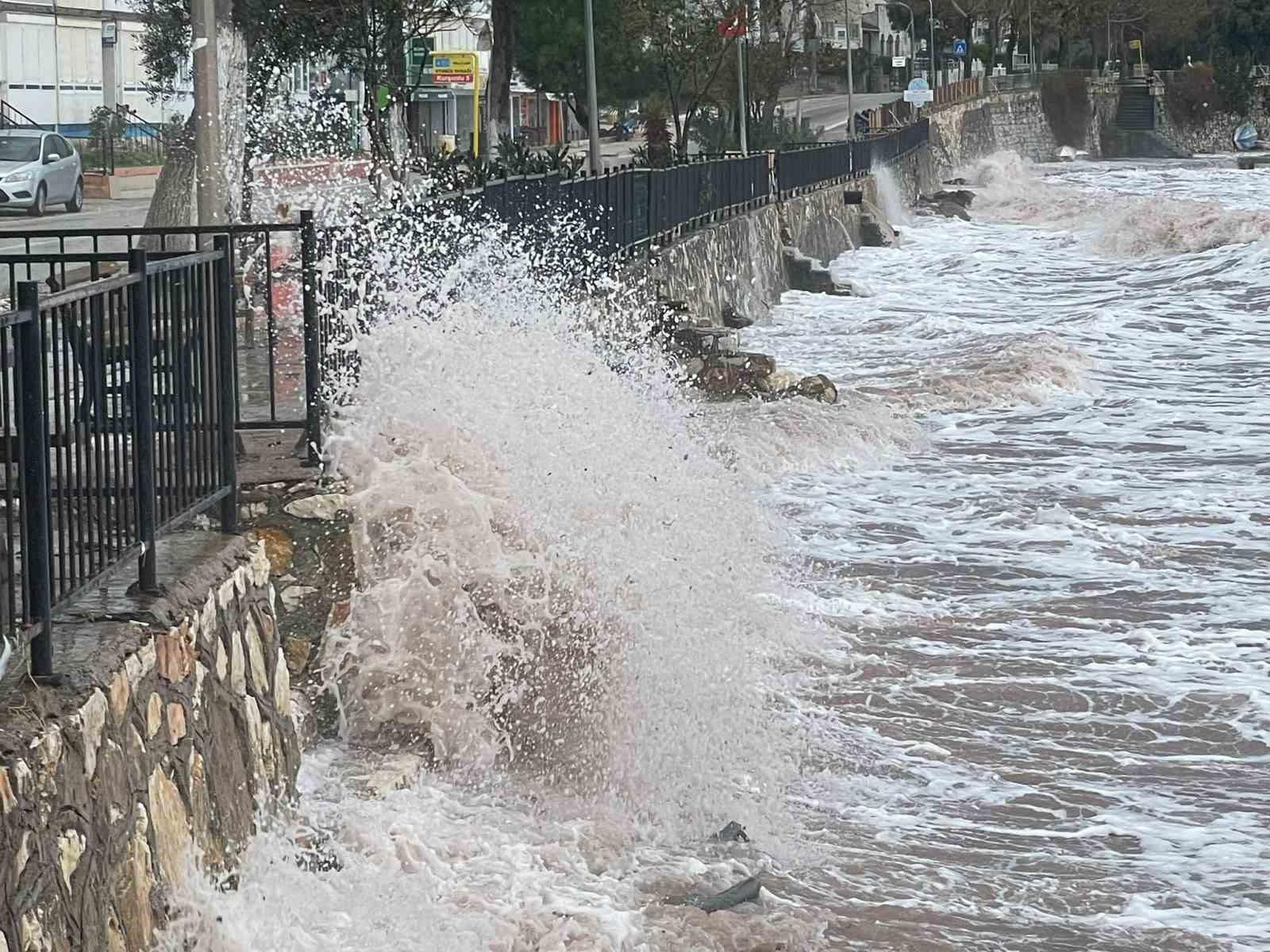 Bursa’da fırtına hayatı felç etti, deniz karayla birleşti