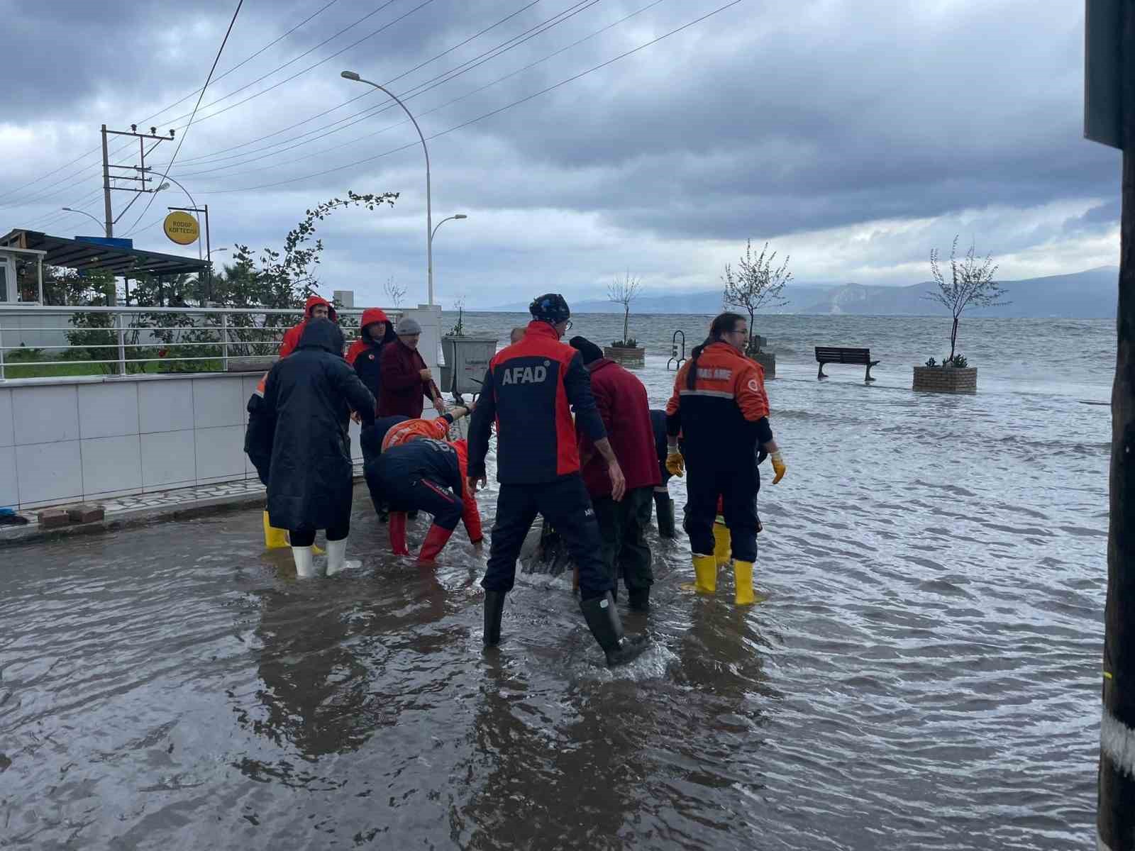 Bursa’da fırtına hayatı felç etti, deniz karayla birleşti