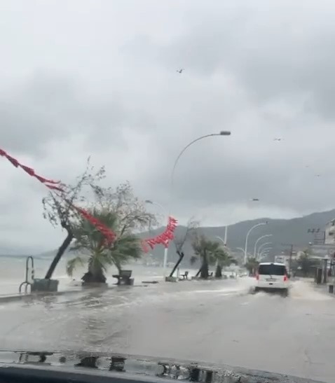 Bursa’da deniz karayla birleşti, yollar göle döndü