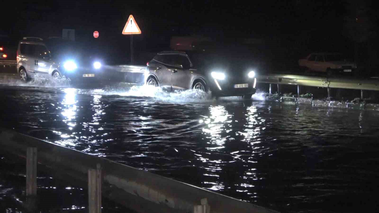 Bursa’da sağanak yağış hayatı olumsuz etkiledi